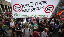 <p>Proteste gegen die Freihandelsabkommen TTIP und CETA brachten 2016 immer wieder zahlreiche Menschen auf die Straße – hier eine Demo in Stuttgart am 17. September. Während TTIP auch wegen der Wahl Trumps als so gut wie erledigt gilt, wurde CETA nach einigem Hin und Her Ende Oktober unterzeichnet. Das Abkommen mit Kanada muss aber noch von den Parlamenten der EU-Länder ratifiziert werden. (Bild: dpa) </p>