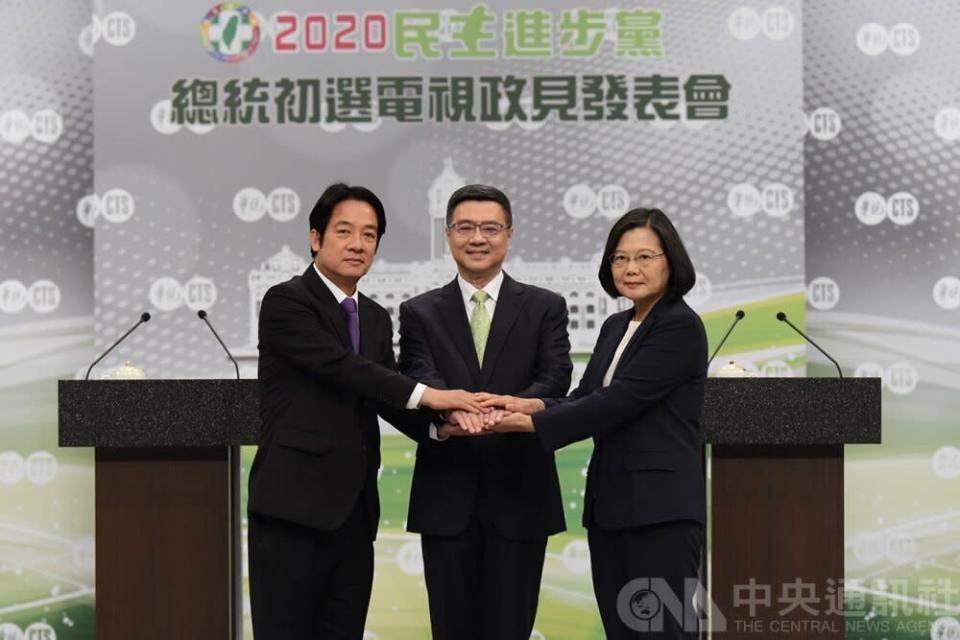 2020民進黨總統初選政見會8日下午在華視登場，總統蔡英文（右）、前行政院長賴清德（左）與民進黨主席卓榮泰（中）握手致意，宣布政見會正式開始。（民進黨提供）