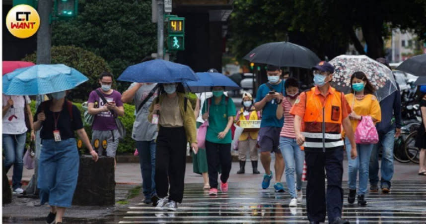 受到「圓規」颱風外圍環流影響，台灣北部及東半部地區有陣雨，易有大雨或豪雨發生。（示意圖／黃威彬攝影）