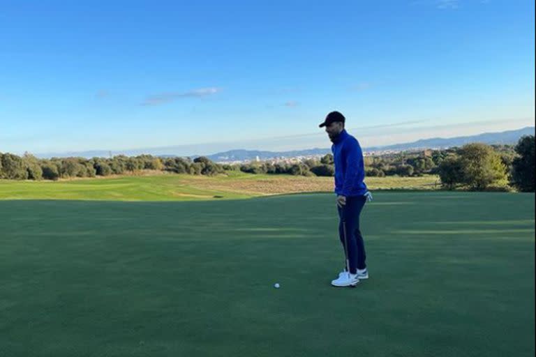 Mientras aguarda noticias médicas sobre su futuro, Sergio Agüero se mostró jugando al golf.