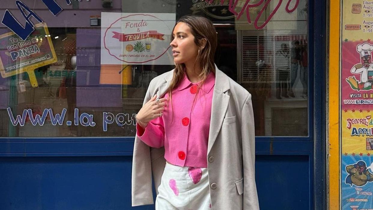 Falda con estampado de corazones, adidas moradas, camisa rosa y blazer