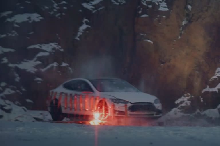 El instante previo a que el Tesla Model S vuele por el aire por los 30 kg de explosivos que tiene pegados