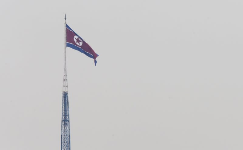 Les journalistes étrangers présents en Corée du Nord se sont regroupés jeudi à Pyongyang, invités par le pouvoir communiste à se préparer à un "important événement", sans que l'on puisse dire avec certitude que cette invitation soit liée au programme nucléaire nord-coréen. La Corée du Nord s'apprête à célébrer samedi le 105e anniversaire de la naissance de son fondateur, Kim Il-sung, grand-père de l'actuel dirigeant Kim Jong-un. /Photo d'archives/REUTERS/Lee Jae-Won