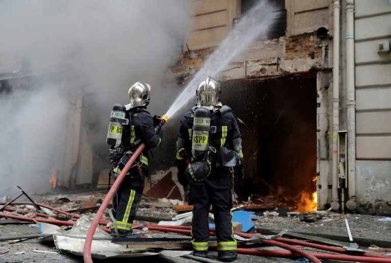 Los bomberos trabajan en la extinción del incendio tras la explosión en la panadería situada en el cruce de las calles Saint-Cecile y Trevise, este sábado 12 de enero en el centro de París