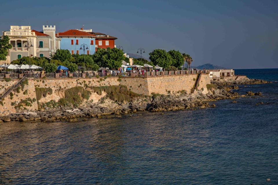 Stadthäuser in Alghero auf Sardinien, umgeben vom Mittelmeer. - Copyright: picture alliance/Fritsch