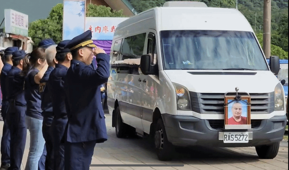 花蓮新城警分局員警廖武廣曾協助拍攝多部宣導片，其中一部酒駕宣導片更創下400萬點擊率，他18日因肝癌病逝。25日告別式上，分局安排平時工作用警車護送他最後一程，同事也前往相送。（圖／花蓮新城警分局提供）
