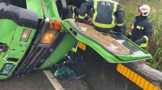 貨櫃車疑似因天雨路滑不慎側翻，警消緊急救援。（圖／東森新聞）