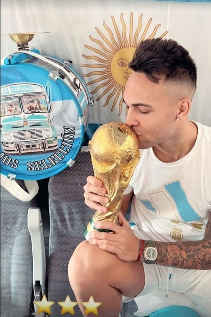 Lautaro Martínez, con la Copa del Mundo, en el avión que trae a los jugadores de la Selección a la Argentina. Foto: instagram de Lautaro Martinez