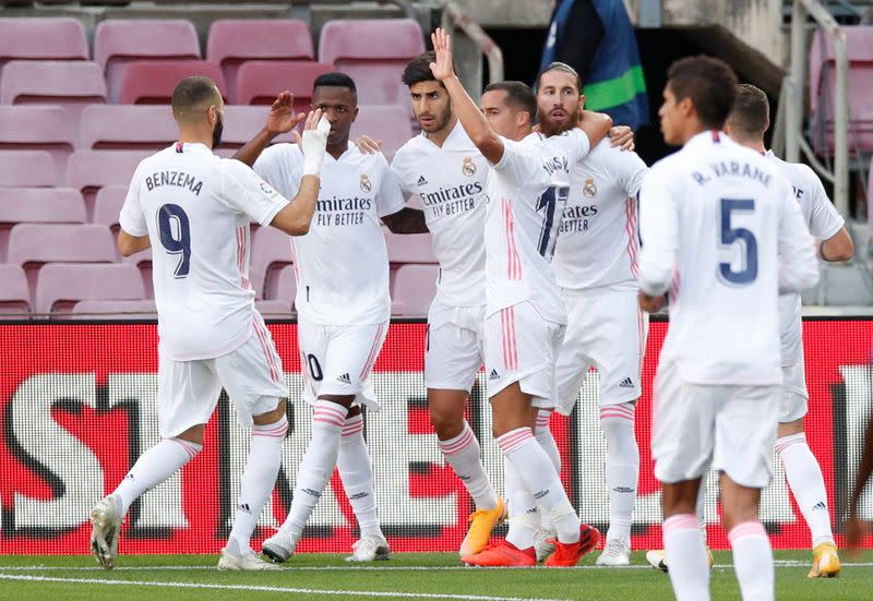 Foto del sábado del capitán del Real Madrid Sergio Ramos celebrando con sus compañeros tras marcar ante Barcelona