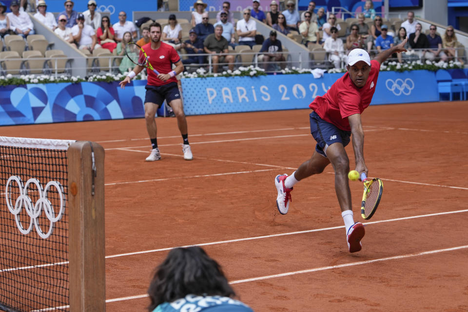 Austin Krajicek dan Rajeev Ram dari Amerika Serikat bertanding melawan Matthew Ebden dan John Peers dari Australia selama pertandingan perebutan medali emas ganda putra di stadion Roland Garros, pada Olimpiade Musim Panas 2024, Sabtu, 3 Agustus 2024, di Paris, Prancis. (Foto AP/Andy Wong)