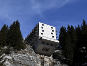 <p>Nella stazione sciistica dell’Alta Savoia c’è anche l’omonimo sky resort disegnato dall’architetto, ungherese di nascita, Marcel Breuer, maestro del Bauhaus e autore di altri edifici cult come il Palais Unesco a Parigi e il Whitney Museum a NY. (foto: JEAN-PIERRE CLATOT/AFP/Getty Images) </p>