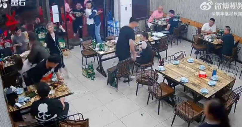 唐山燒烤店圍毆事件引爆大陸網友怒火。（圖／翻攝自微博）