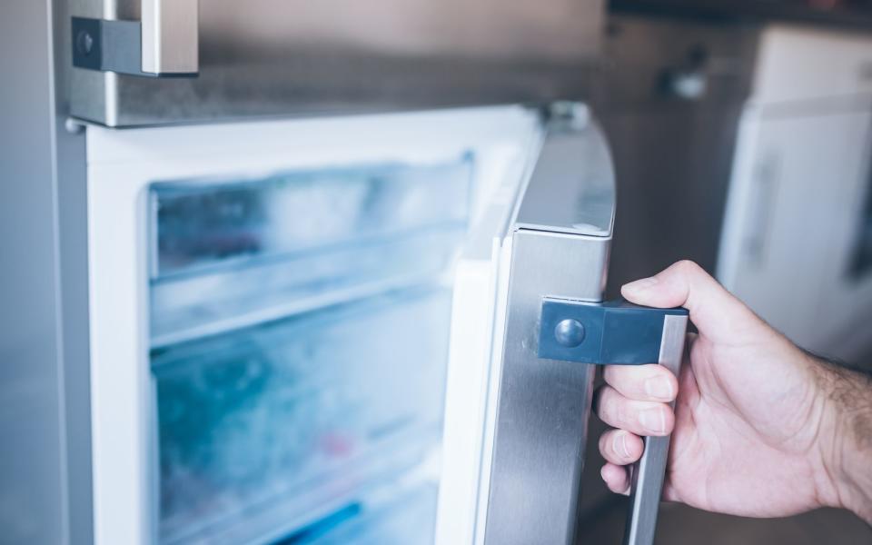 Bei der Nutzung von Sekundenkleber landet schnell mal ein Tröpfchen auf der Kleidung. Auch hier hilft Aceton - oder alternativ der Gefrierschrank: Kälte sorgt dafür, dass sich der Kleber zusammenzieht, spröde wird und schließlich abplatzt. Nach mehreren Stunden im Tiefkühler lassen sich dann die Reste vom betroffenen Textil in Seifenwasser abrubbeln. (Bild: iStock / Christian Horz)