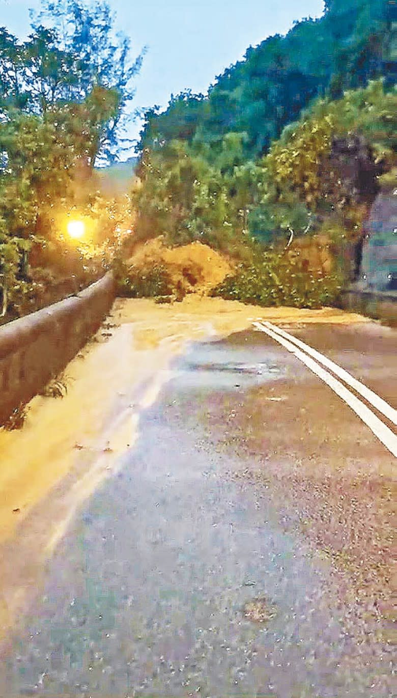石澳：石澳道山泥傾瀉堵路，不能通車。