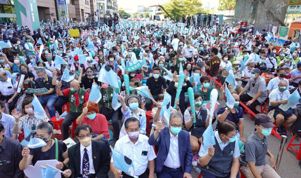 民進黨台北市長參選人陳時中競選總部成立大會1日在北平東路舉行，吸引大批支持者到場。（姚志平攝）