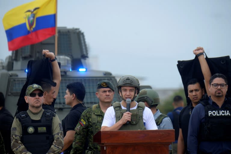 El presidente ecuatoriano Daniel Noboa (C) habla junto a miembros de las fuerzas de seguridad en Durán, Ecuador, el 17 de julio de 2024. (Gerardo MENOSCAL)