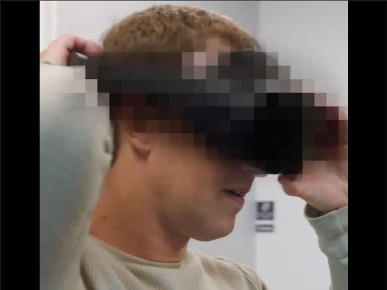 El director ejecutivo de Meta, Mark Zuckerberg, portando un casco de RV, que se desarrolla bajo el nombre Proyecto Cambria; el pixelado, en el video original, está aplicado para ocultar el diseño que tendrá el equipo