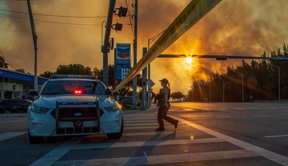 Police shut down SW 8th Street in both directions due to the heavy smoke caused by a grass fire at SW 137 Avenue and 8 Street in Miami, on Sunday, April 14, 2024. Pedro Portal/pportal@miamiherald.com
