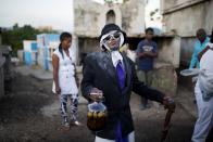 <p>Haitianer feiern auf dem nationalen Friedhof in Port-au-Prince das jährliche Voodoo-Festival Fete Gede. Zu Allerheiligen und Allerseelen wird auf Friedhöfen im ganzen Land Baron Samedi, dem Wächter der Toten, die Ehre erwiesen. (Bild: AP Photo) </p>