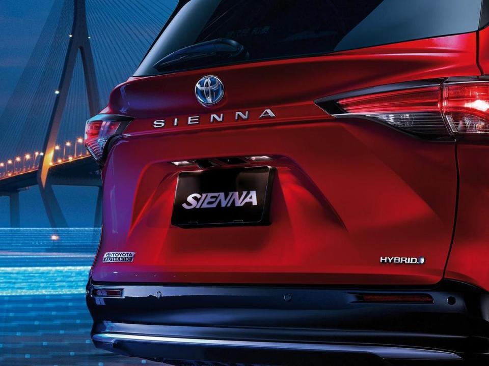 車尾藉由外擴的梯型線條元素與跑車般的LED尾燈設計，使全新SIENNA釋放帥氣又性感的新世代魅力。