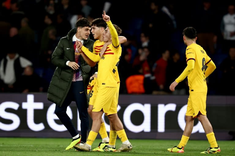 Los jugadores del FC Barcelona Pau Cubarsí (2º izq.) y Fermín López celebran la victoria en el partido de ida de cuartos de final de la Liga de Campeones contra el PSG el 10 de abril de 2024 en París (Anne-Christine Poujoulat)