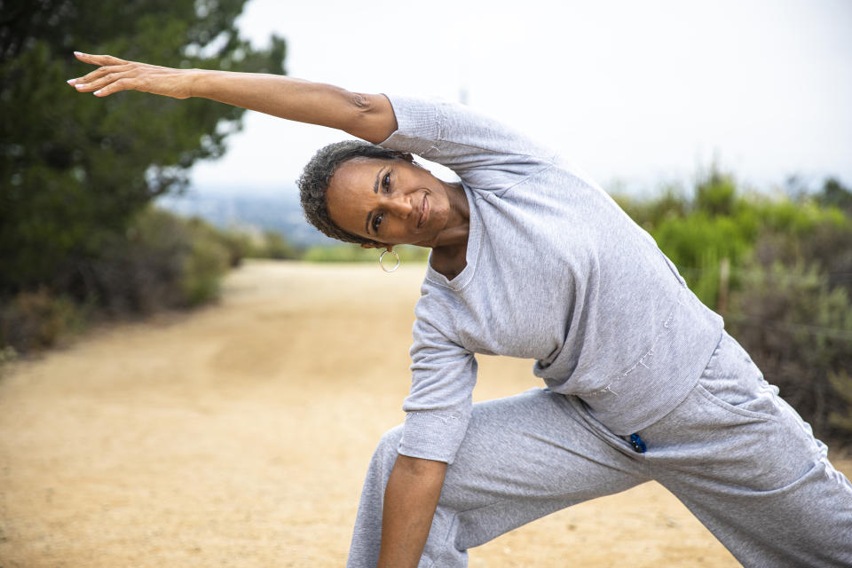 La actividad física, así como una alimentación equilibrada que incluya probióticos y prebióticos, contribuyen a la salud intestinal y, por tanto, a aliviar los síntomas de la menopausia. (Getty Creative)