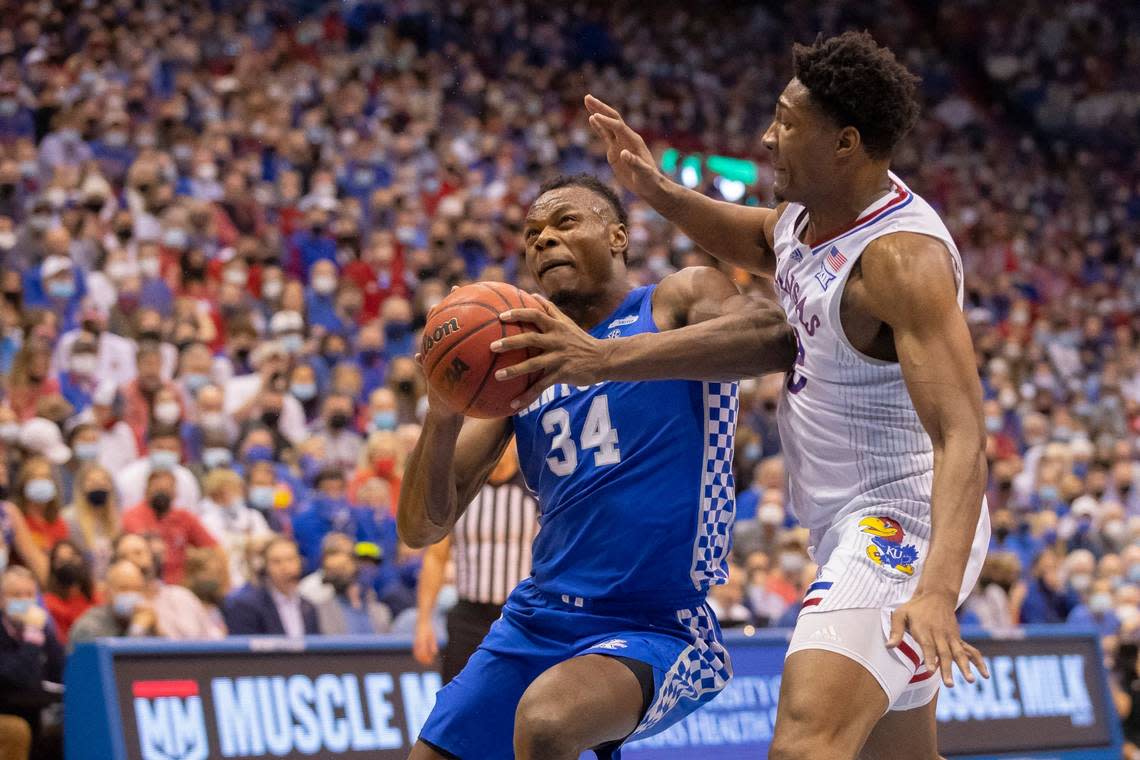 Kentucky star Oscar Tshiebwe (34) had 17 points, 14 rebounds and four steals in UK’s 80-62 demolition of Kansas last season at Allen Fieldhouse. The No. 9 Jayhawks will be in Rupp Arena on Saturday night to face the Wildcats in the final SEC/Big 12 Challenge.