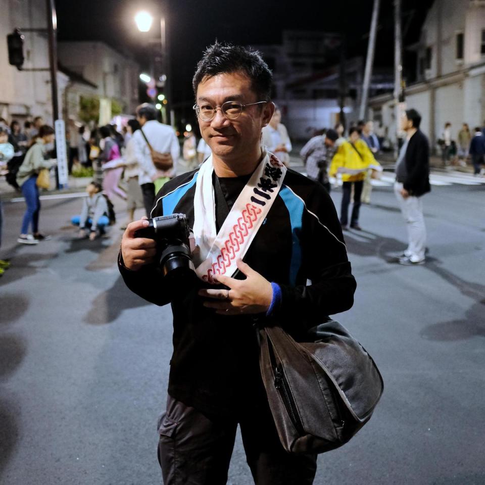 任職攝影記者14年，陳逸宏因紀錄台灣大小廟會祭典而被稱為「神明欽點的攝影師」。