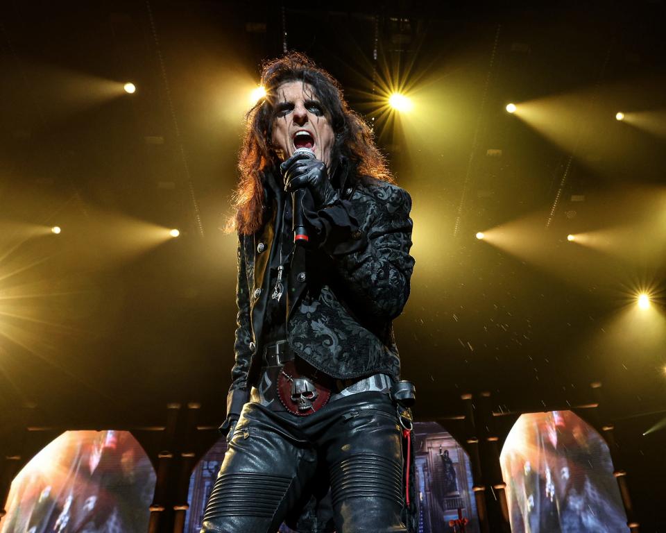 Alice Cooper performed "School's Out" to end the show.