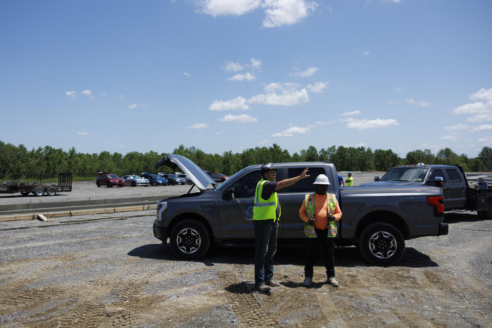 Un cable de recarga de la camioneta F-150 Lightning conectado al vehículo propiedad de John y Rachelle Reigard, en Mount Juliet, Tennessee, el 10 de julio de 2023. (Brett Carlsen/The New York Times)

