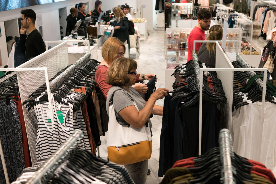 Statt den passenden Größen bietet H&M in England Kleidung an, die zu klein ist. (Bild: Getty Images)