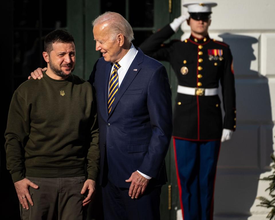 Joe Biden talks with Volodymyr Zelenskyy