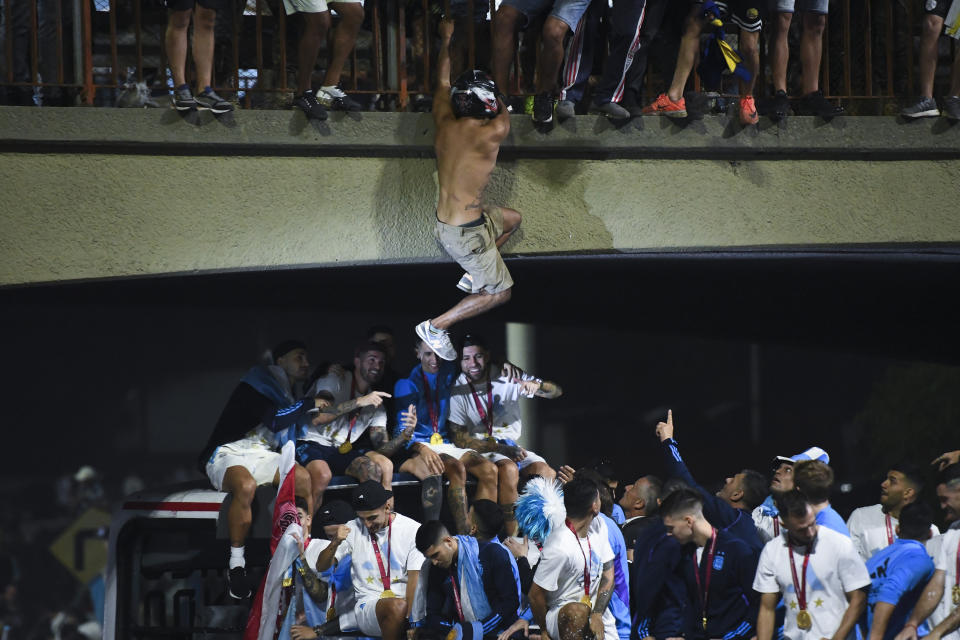 BUENOS AIRES, ARGENTINA - DECEMBER 20:  A fan of Argentina falls into the players bus as they celebrate the arrival of the Argentina men's national football team after winning the FIFA World Cup Qatar 2022 on December 20, 2022 in Buenos Aires, Argentina. (Photo by Rodrigo Valle/Getty Images)