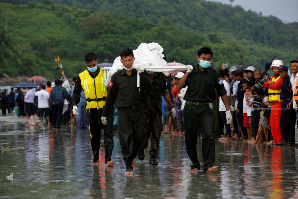 <p>Military soldiers carry dead bodies from a crashed military plane outside Launglon township, Myanmar June 8 , 2017. (Photo: Soe Zeya Tun/Reuters) </p>