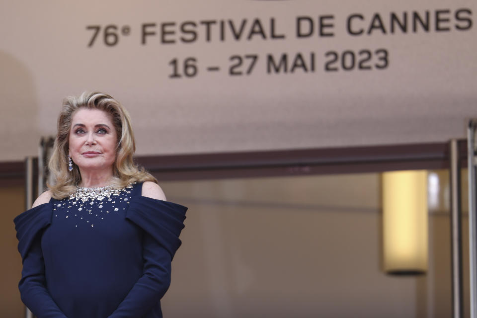 Catherine Deneuve posa a su llegada a la ceremonia de apertura y al estreno de la película "Jeanne du Barry" en la 76a edición del festival internacional de cine de Cannes, en el sur de Francia, el martes 16 de mayo de 2023. (Foto Vianney Le Caer/Invision/AP)