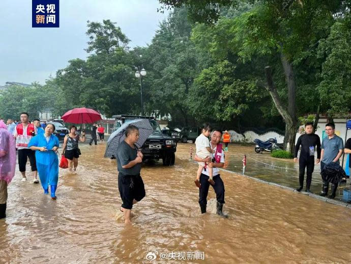 桂林市區上漲的漓江水倒灌到沿江路面致多處交通阻斷。（圖／翻攝自微博）