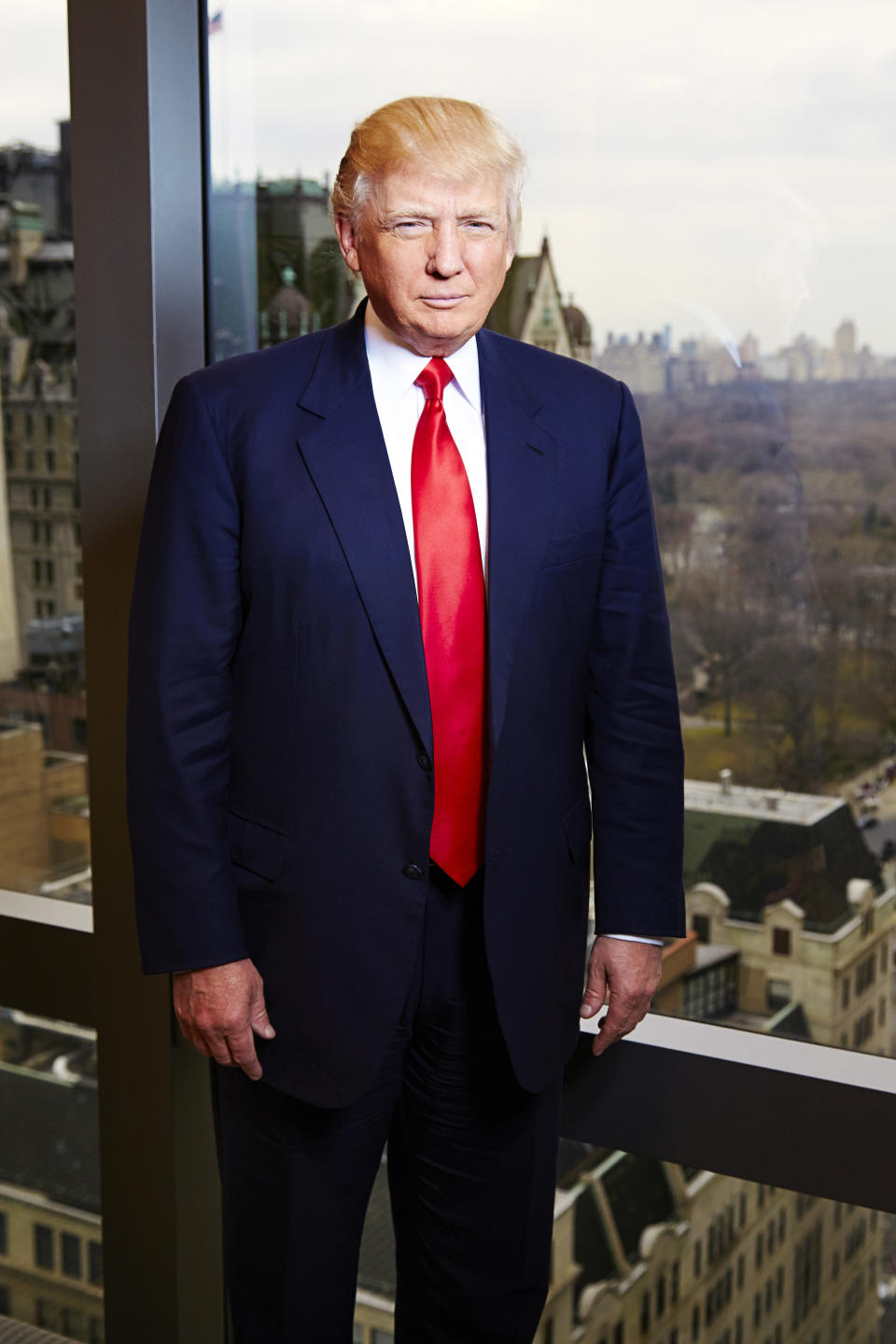 Donald Trump del programa "The Celebrity Apprentice" en su oficina en la Torre Trump en Nueva York en una fotografía del 26 de febrero de 2013. La nueva versión del programa "All-Star Celebrity Apprentice" se estrenará el domingo 3 de marzo de 2013 en Estados Unidos. (Foto Dan Hallman/Invision/AP)