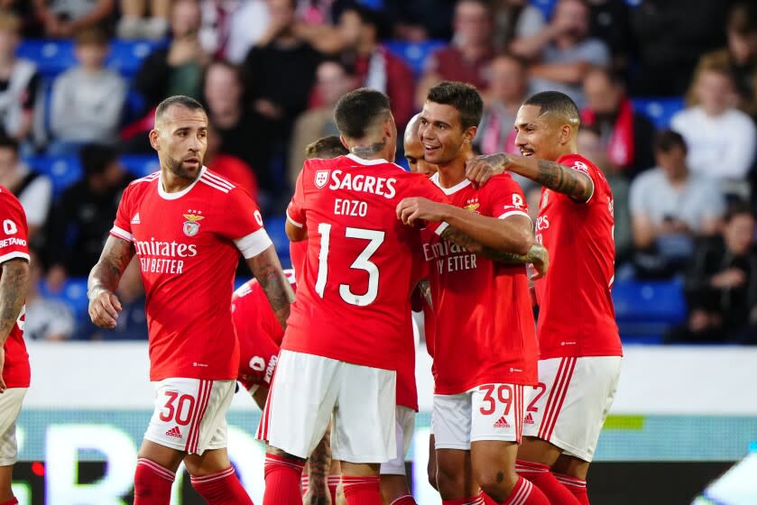 Henrique Araujo (2do de derecha a izquierda), del Benfica, festeja luego de anotar ante Midtjylland, en la segunda ronda eliminatoria para la Champions League, el martes 9 de agosto de 2022 (Bo Amstrup/Ritzau Scanpix via AP)
