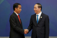 Vietnam's President Tran Dai Quang welcomes Indonesia's President Joko Widodo at the APEC Business Advisory Council dialogue during the APEC summit in Danang, Vietnam November 10, 2017. REUTERS/Jorge Silva