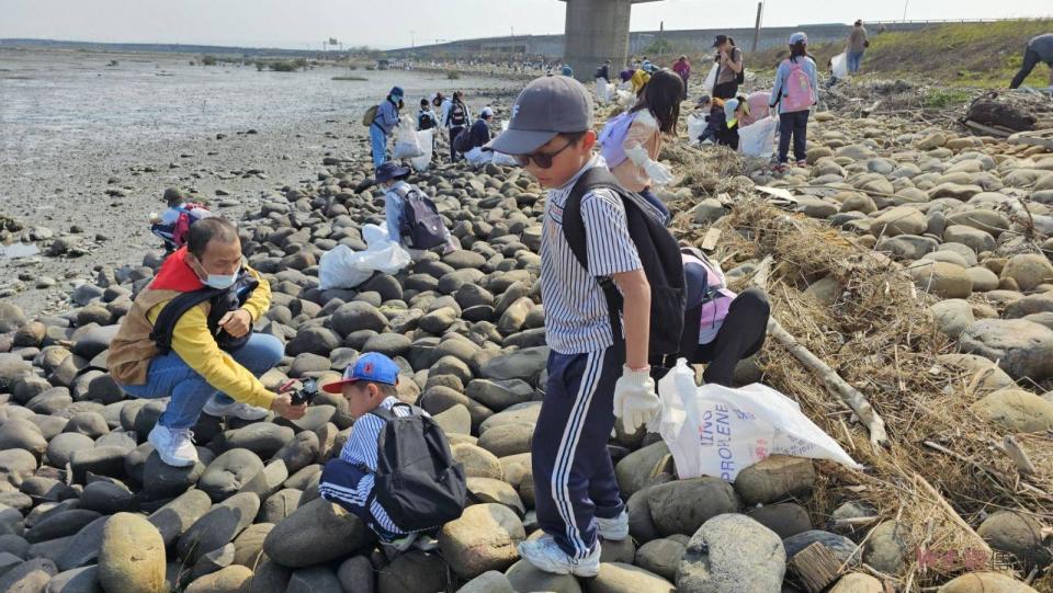 ▲和東國小參加伸港濕地淨灘行動，這群義工他們戴上手套，用心撿拾垃圾，讓海灘重新回復清潔，呈現出更美麗的一面。（記者陳雅芳攝）