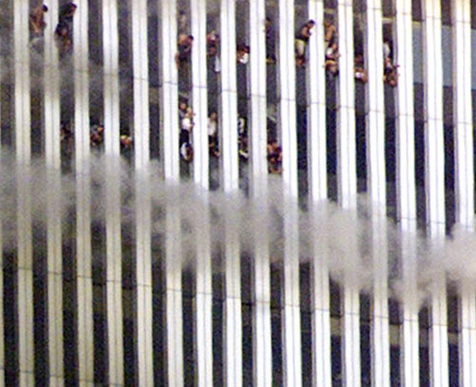 La mattina dell'11 settembre 2001 quattro aerei di linea in volo nei cieli degli Stati Uniti furono dirottati da alcuni terroristi di Al Qaeda intenzionati a compiere una clamorosa azione suicida colpendo luoghi simbolo degli Usa. Furono centrate le Torri del World Trade Center di New York, che crollarono poco dopo, e il Pentagono. Il quarto velivolo, diretto verso il Campidoglio, non raggiunse l'obiettivo e andò a schiantarsi in un campo vicino a Shanksville, in Pennsylvania. Il bilancio delle vittime fu pesantissimo: 2.996 le persone decedute e oltre 6mila i feriti.