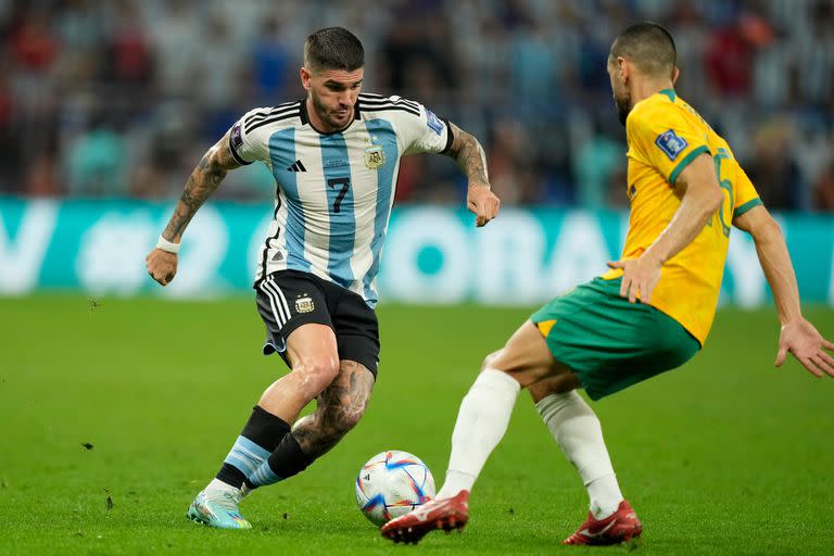 Rodrigo De Paul domina la pelota durante el partido que disputan Argentina y Australia, por los octavos de final de la Copa del Mundo Qatar 2022 en el estadio Ahmed bin Ali, Umm Al Afaei, Qatar, el 3 de diciembre de 2022.