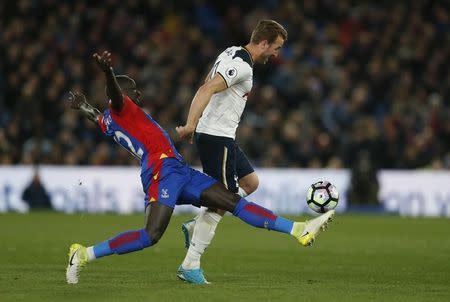 Britain Soccer Football - Crystal Palace v Tottenham Hotspur - Premier League - Selhurst Park - 26/4/17 Tottenham's Harry Kane is challenged by Crystal Palace's Mamadou Sakho Action Images via Reuters / Matthew Childs Livepic