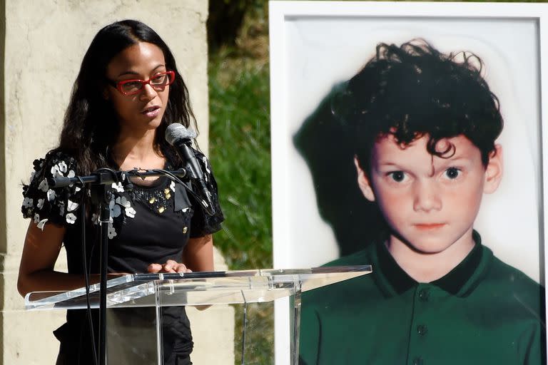 Zoe Saldaña en el funeral del joven actor