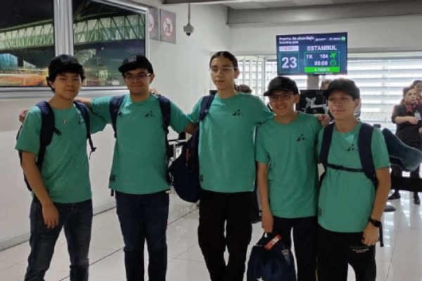 Estudiantes de bachillerato listos para abordar el vuelo a Estambul