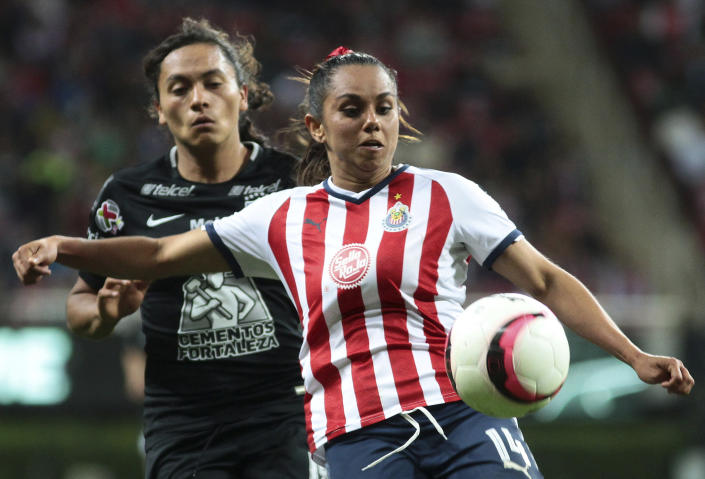 Berenice Muñoz (Pachuca) pelea un balón con Andrea Sánchez (Chivas) en la primera Final de la Liga MX Femenil en 2017. (Alfredo Moya/Jam Media/Getty Images)