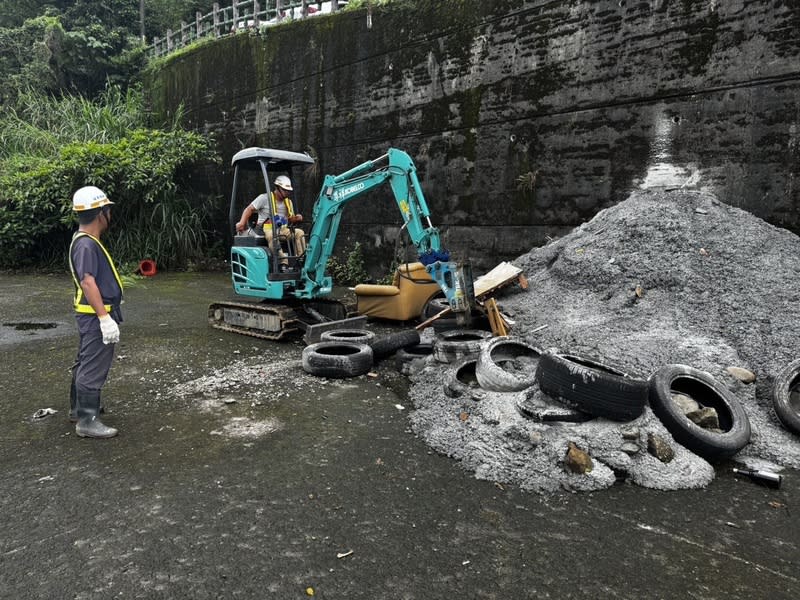 新店青潭遭棄置水泥  新北市府調派廠商助清除 新北市新店青潭是大台北地區愛好游泳及各大水上救 生團體常訓場域，日前疑遭人傾倒垃圾及棄置水泥 等，周邊還被私蓋廁所。新北市府日前獲報隨即派員 前往取締開罰，1日也調派廠商代為清除水泥。 （高灘處提供） 中央社記者王鴻國傳真  113年5月1日 