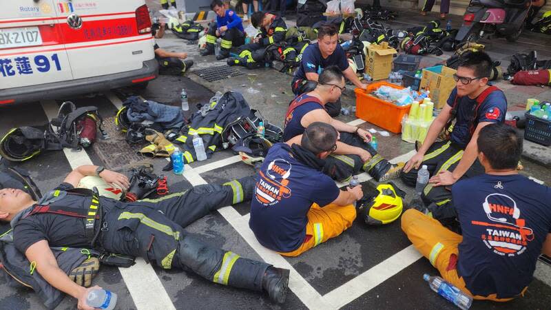 花蓮市區一連2天遭祝融  警義消累癱在地 花蓮市區22、23日皆有火警發生，各出動上百名警義 消，幸現場無重大傷亡，將火勢控制後，消防弟兄紛 紛癱倒地上暫歇。 中央社記者李先鳳攝  113年6月23日 