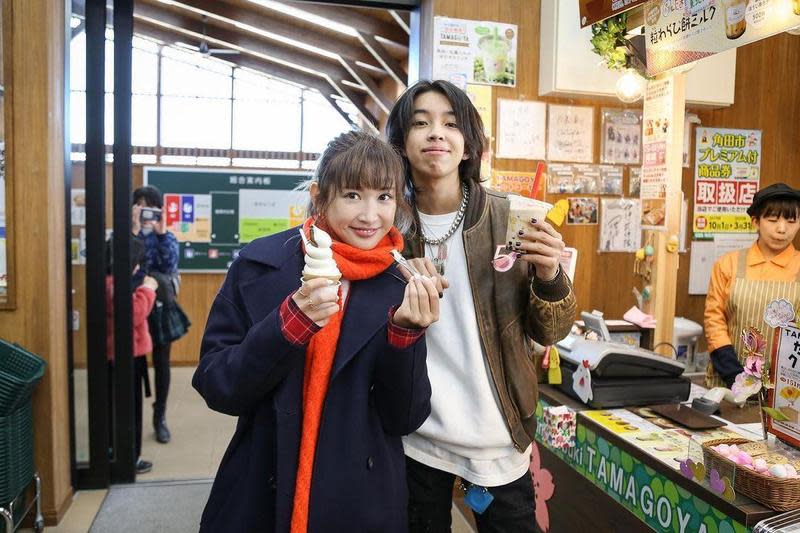 紗榮子（左）與小16歲的YOSHI（右）去年一起參加災區復興企劃相識，外傳兩人因此擦出火花。（翻攝自YOSHI Instagram）
