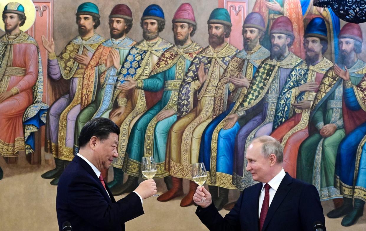 Russian President Vladimir Putin and Chinese President Xi Jinping toast